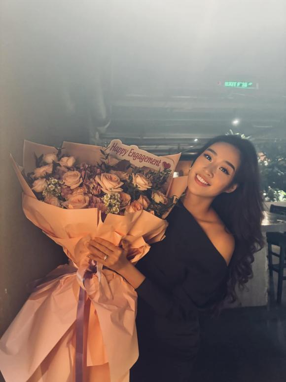 Khanh Van was proposed to during a romantic dinner. Photo: Character's Facebook