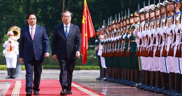 Imagen del primer ministro Pham Minh Chinh presidiendo la ceremonia oficial de bienvenida al primer ministro chino Li Qiang