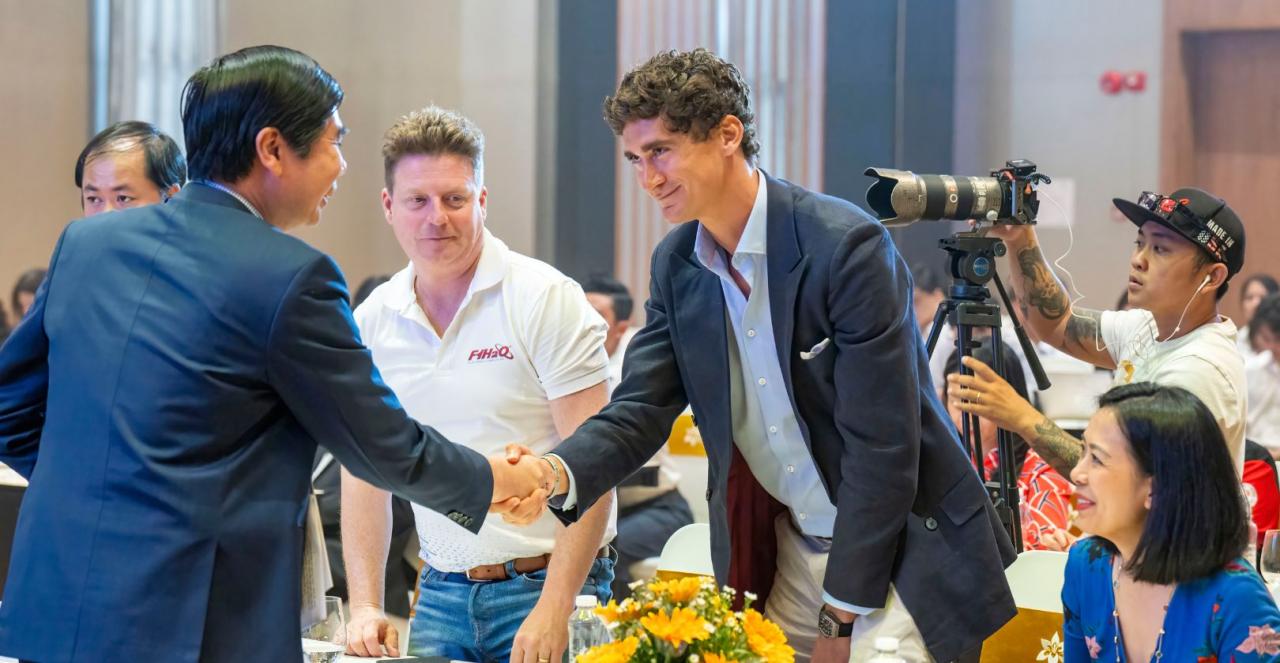 Handshake between Mr. Lam Hai Giang - Vice Chairman of Binh Dinh Provincial People's Committee and Mr. Raimondo Di San Gernamo - CEO of F1H2O Racing Championship