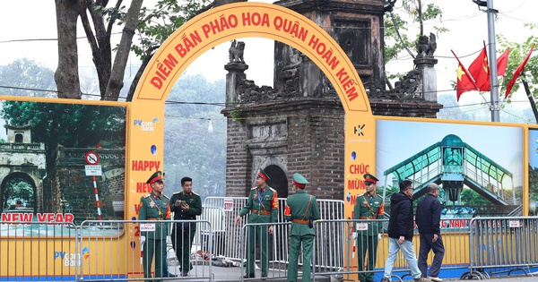 Fuegos artificiales en el lago Hoan Kiem listos para dar la bienvenida al nuevo año