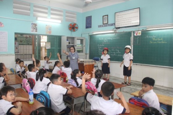 Alumnos de la escuela primaria Ha Huy Giap (distrito 12) en una actividad de seguridad vial