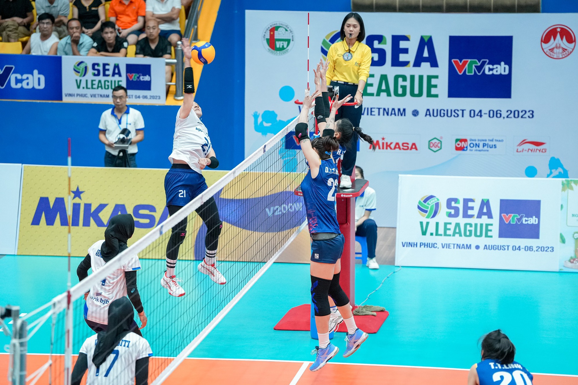 Thắng đậm đội Indonesia, tuyển nữ Việt Nam tranh ngôi đầu SEA V-League - Ảnh 1.