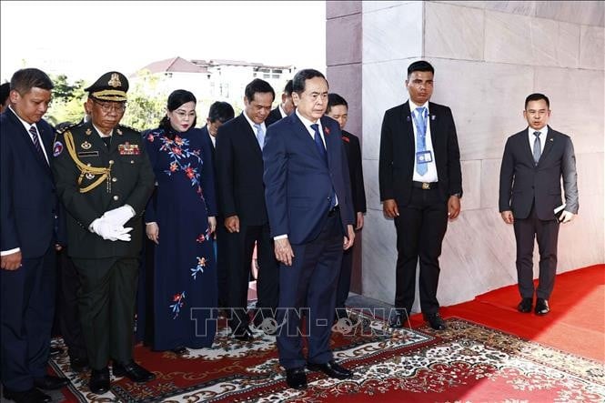 National Assembly Chairman Tran Thanh Man and a high-ranking delegation of the Vietnamese Party and State laid wreaths at the Independence Monument in Phnom Penh. Photo: Doan Tan - VNA