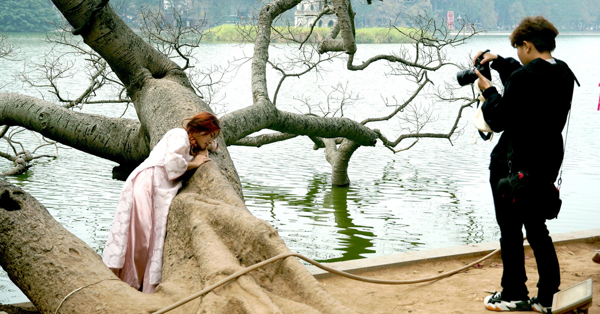 Cerca del Tet, gana millones cada día tomando fotos de 'viejas chicas de Hanoi' junto al lago Hoan Kiem