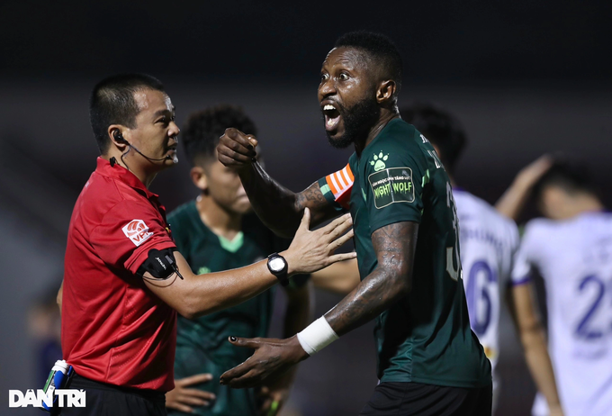 Đánh bại CLB TPHCM, CLB Hà Nội lên ngôi đầu bảng V-League - 4