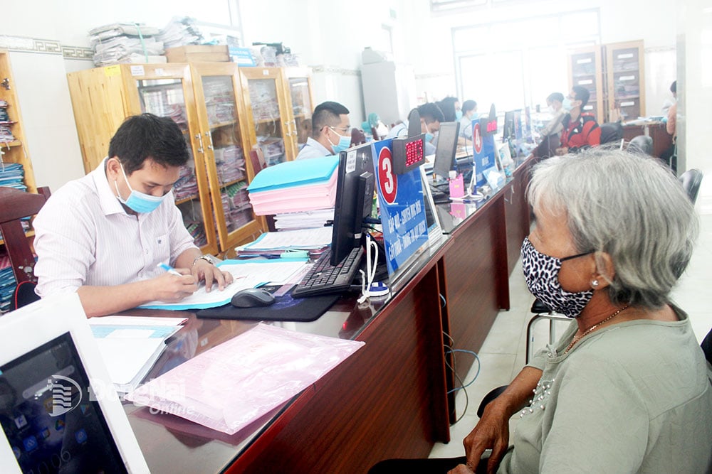 Officials and civil servants of the one-stop shop of Nhon Trach district handle administrative procedures for people.