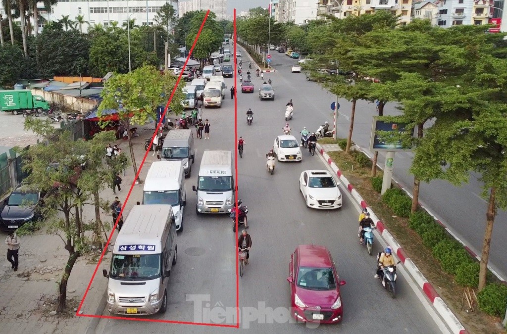 Close-up of the 900 meter long street with 11 bus offices whose licenses have just been proposed to be revoked photo 1