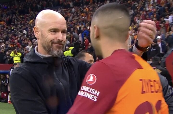 Тен Хаг близок к Хакиму Зиешу, игроку, который только что положил конец успеху «Манчестер Юнайтед» в Лиге чемпионов этого сезона.