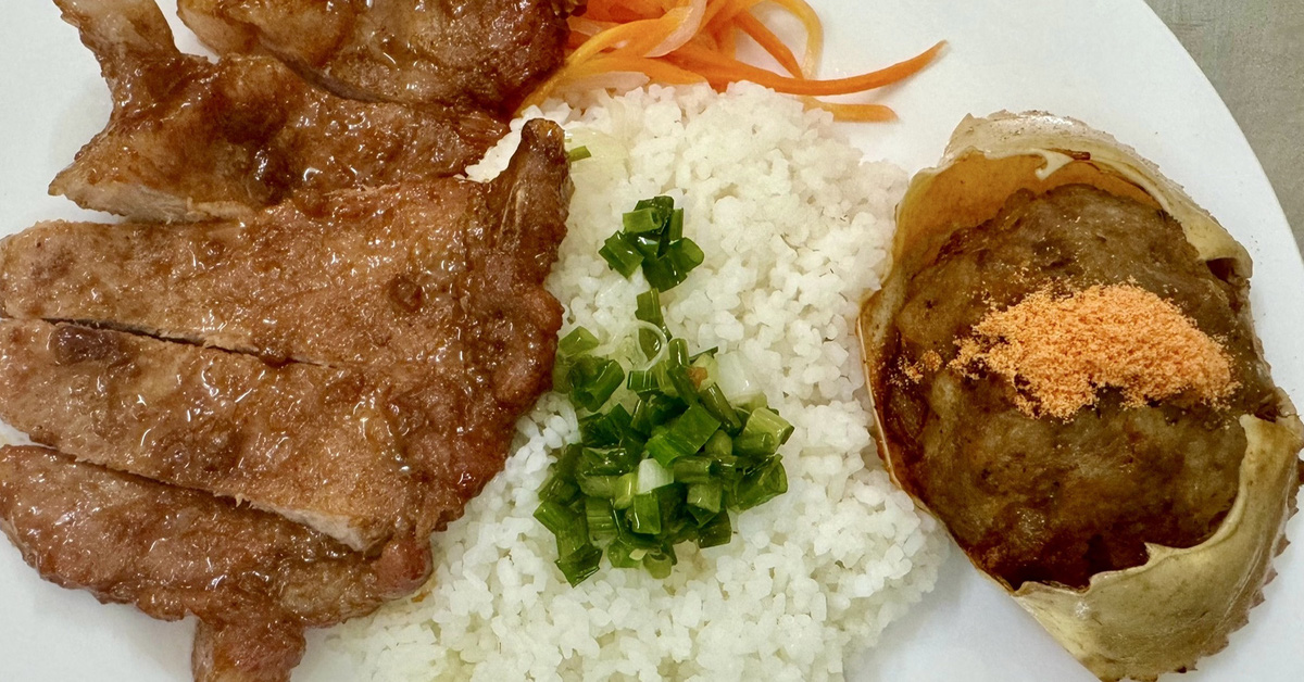 Arroz quebrado con pastel de cangrejo en el área de Tan Dinh, los clientes esperan horas para comer y se quejan de que es demasiado caro.