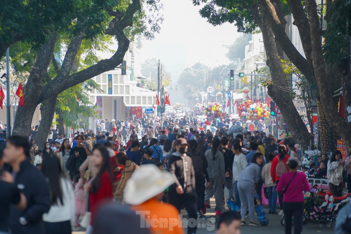 Hanoi people leisurely stroll and sightsee on the first day of the new year photo 4