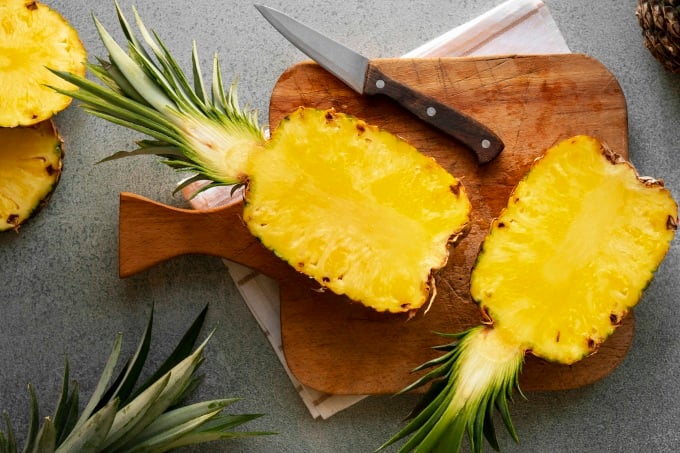 Ananas ist reich an Vitamin C, das Krankheiten vorbeugt. Foto: Freepik