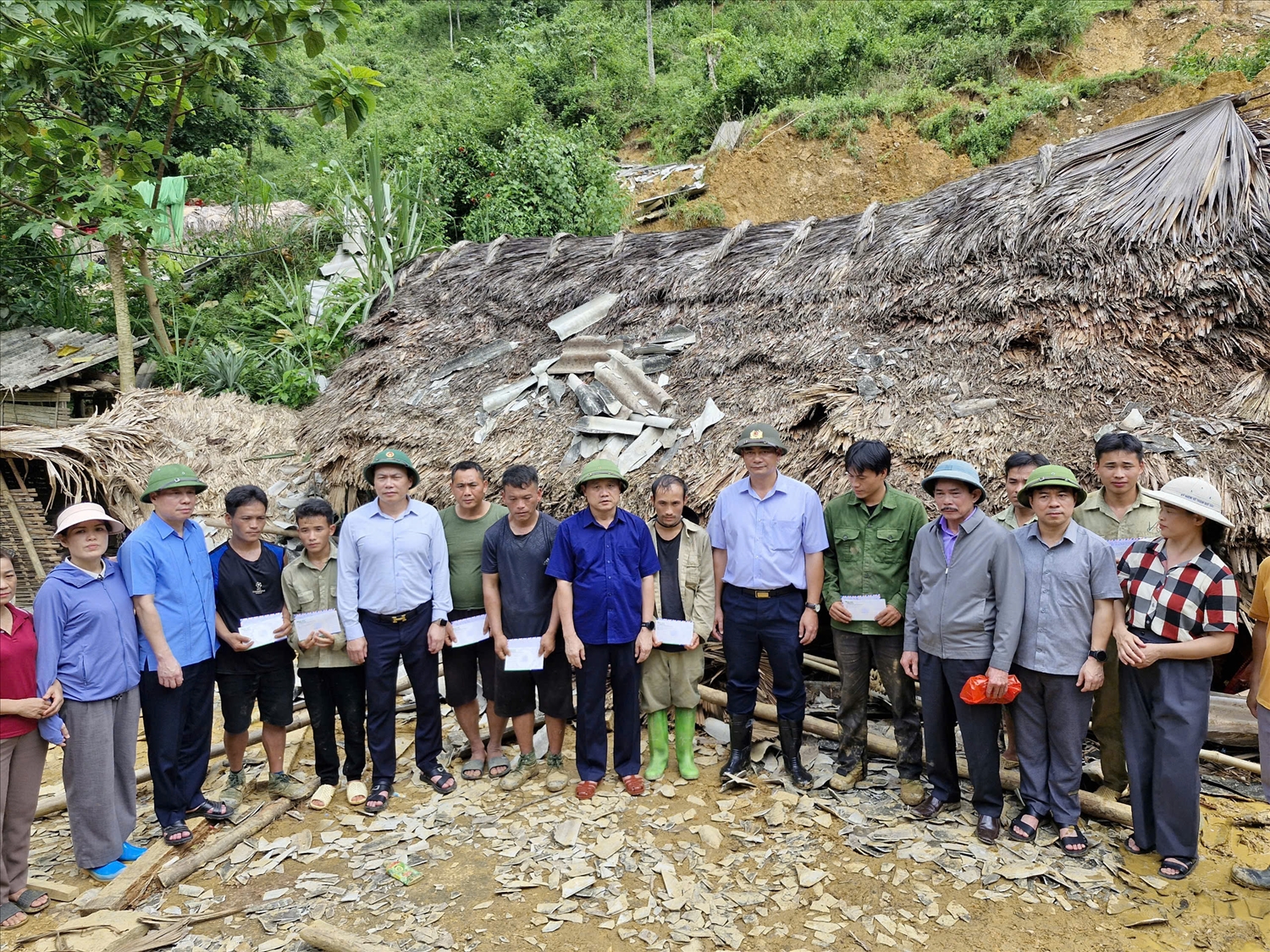 Thứ trưởng, Phó Chủ nhiệm Ủy ban Dân tộc Y Vinh Tơr thăm hỏi, động viên đồng bào vùng lũ Tuyên Quang 3