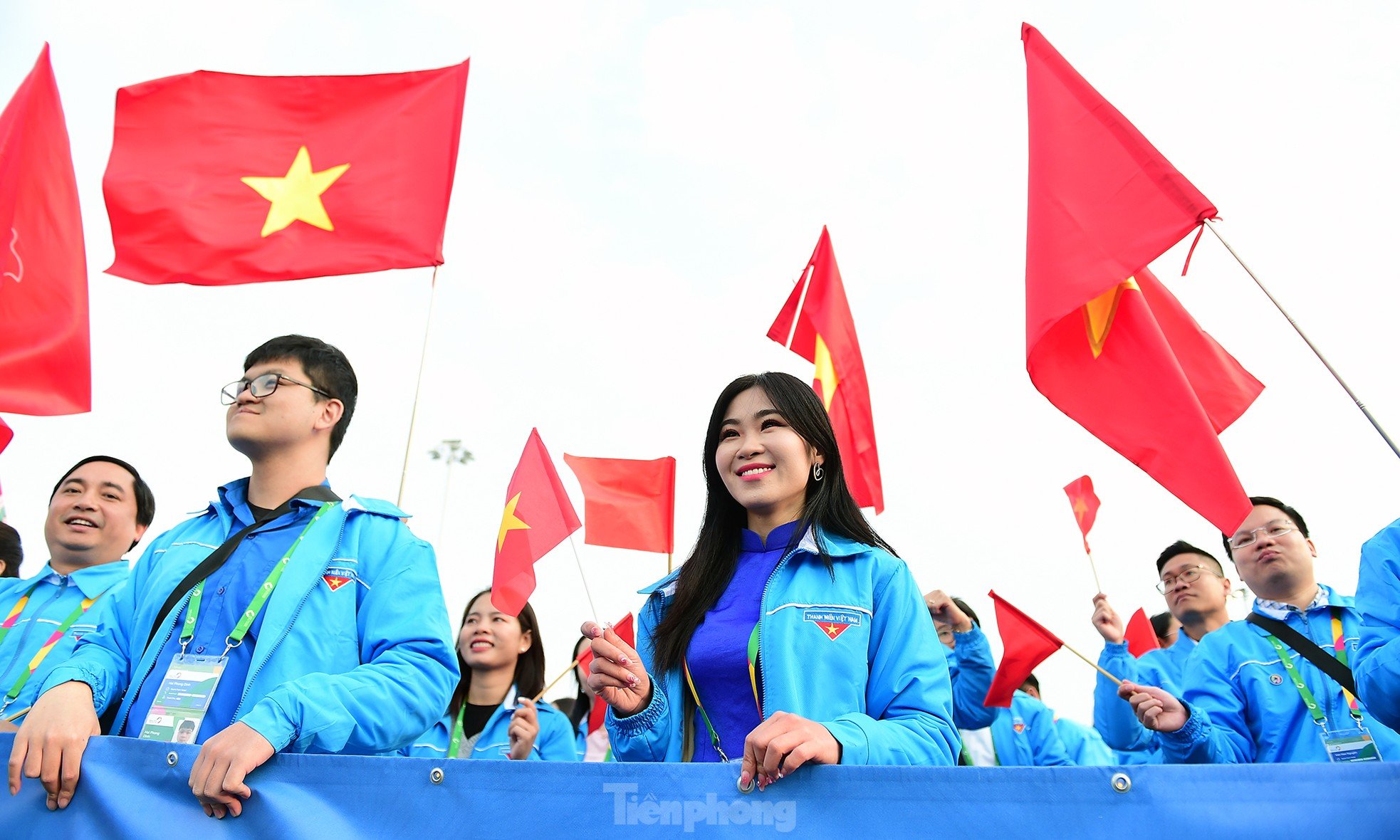 Bandera roja con estrella amarilla ondeando en el Festival Mundial de la Juventud 2024 foto 13