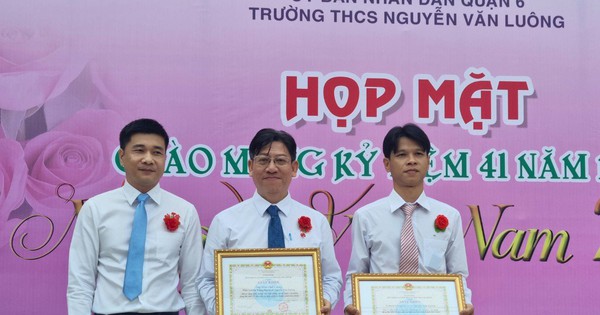 Khen thưởng thầy cô có sáng kiến xin không nhận hoa, thay bằng thẻ BHYT học sinh