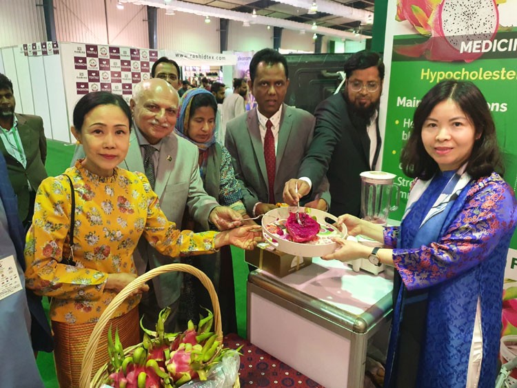 Promoting Vietnamese dragon fruit at the International Fair “My Karachi” 2023