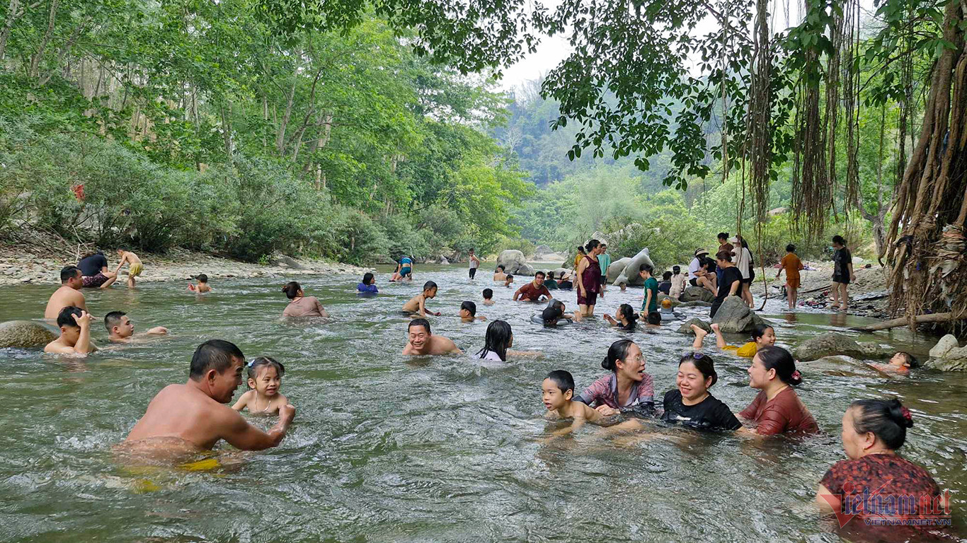 ការងូតទឹកត្រជាក់នៅ Nghe An.jpg
