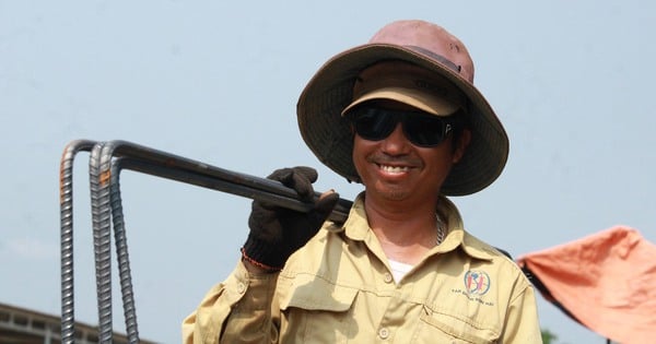 Des centaines d'ouvriers « bravent » le soleil, travaillant avec diligence sur l'autoroute de Van Phong