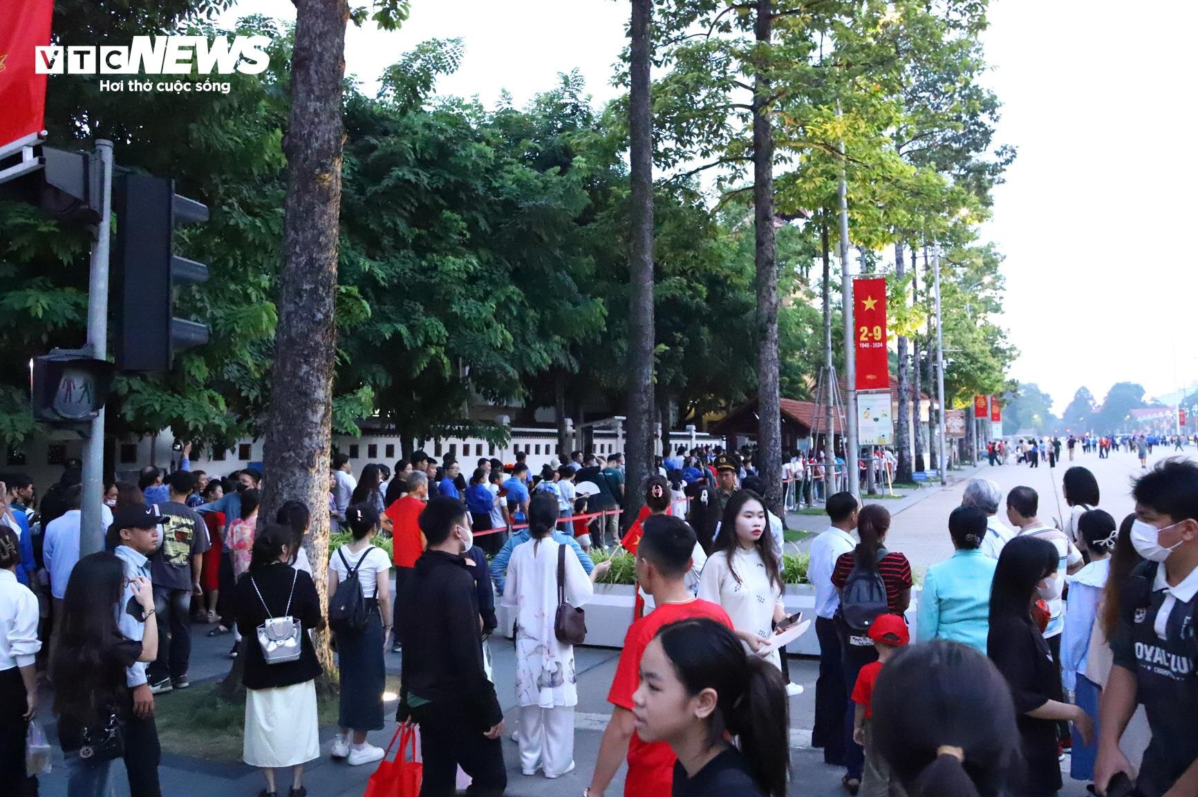 Thousands of people lined up from early morning to watch the flag-raising ceremony to celebrate National Day September 2 - 2