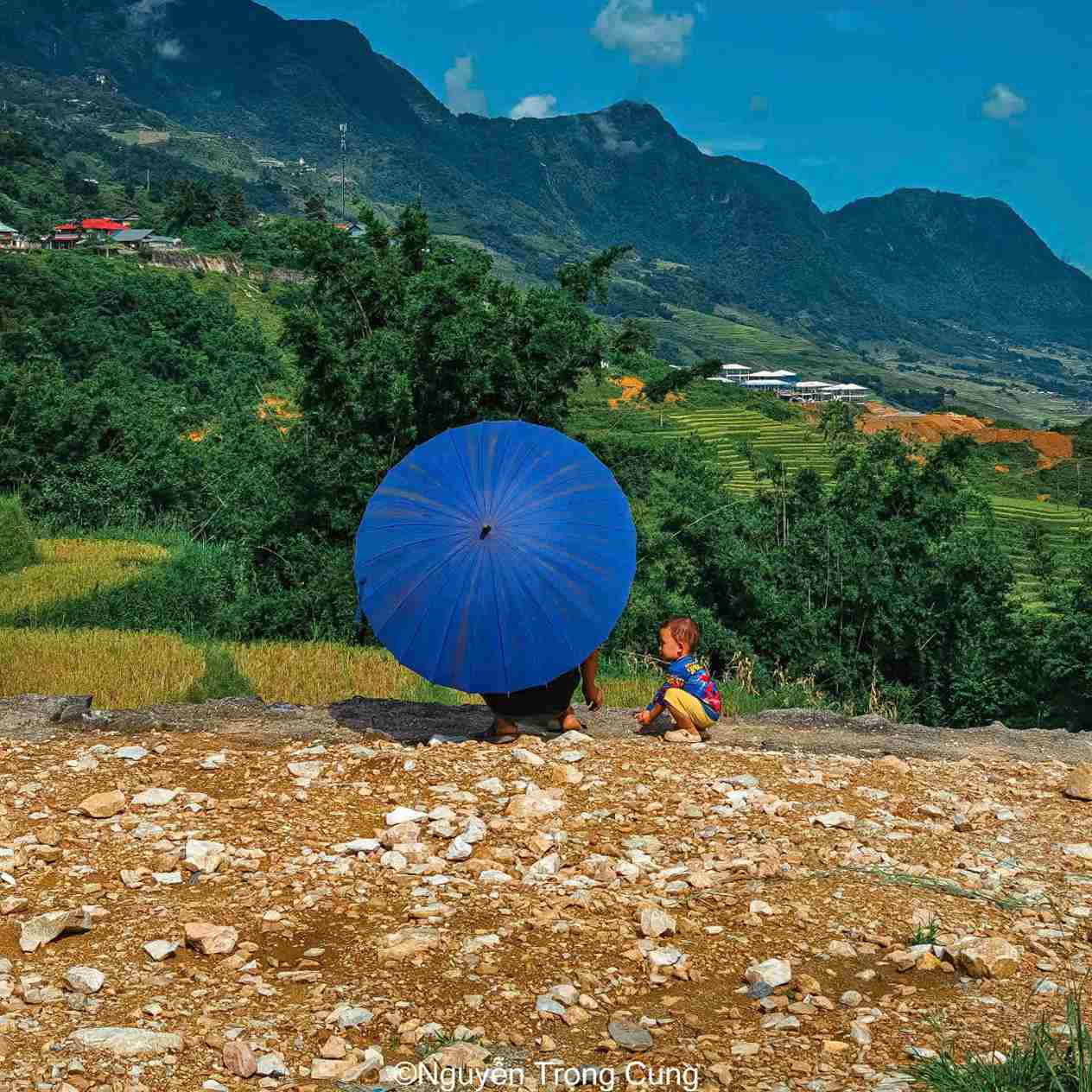 Theo anh Cung chia sẻ, hành trình săn mùa vàng ở Sa Pa của anh diễn ra trong hai ngày. Trong thời gian đó, anh đã đi ngược, xuôi các địa điểm đang bước vào mùa lúa chín đẹp mê hồn của Sa Pa: Ý Linh Hồ, Mường Hoa, Tả Van. 