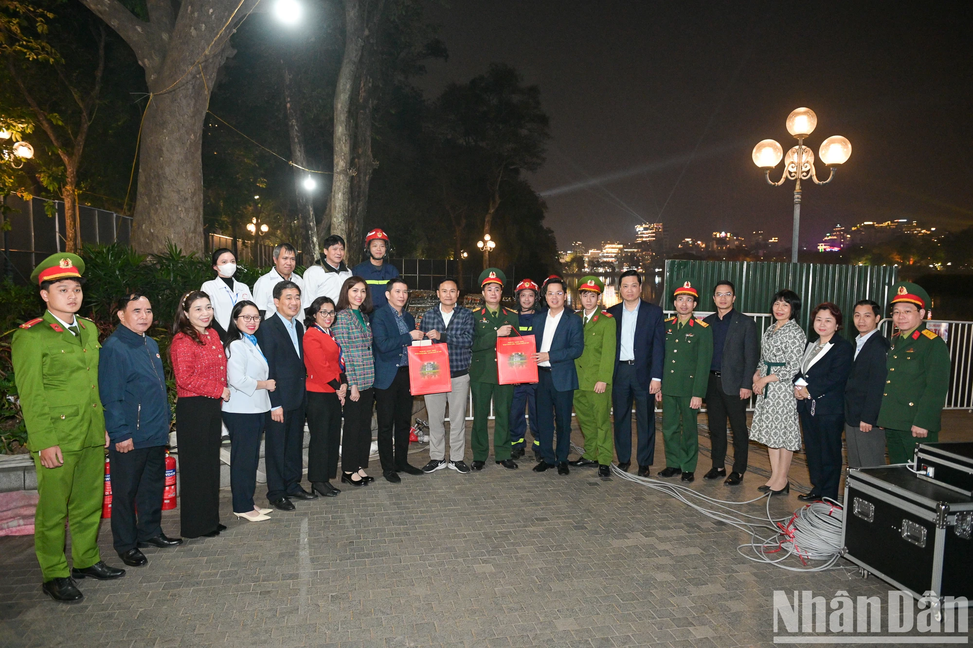 [Ảnh] Trận địa bắn pháo hoa tại Hà Nội sẵn sàng trước thời khắc đón năm mới 2025 ảnh 11