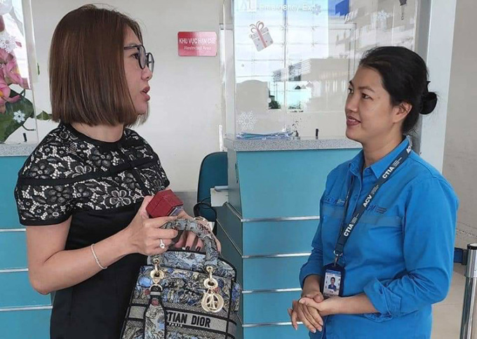 Nhân viên Võ Thị Thùy Dung khi giao trả lại viên kim cương cho khách đánh rơi. Ảnh: Cảng hàng không quốc tế Cần Thơ cung cấp