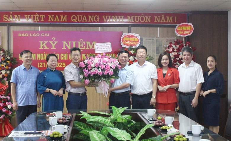 Lao Cai City Party Committee, People's Council, People's Committee, and Vietnam Fatherland Front Committee presented flowers to congratulate Lao Cai Newspaper..jpg