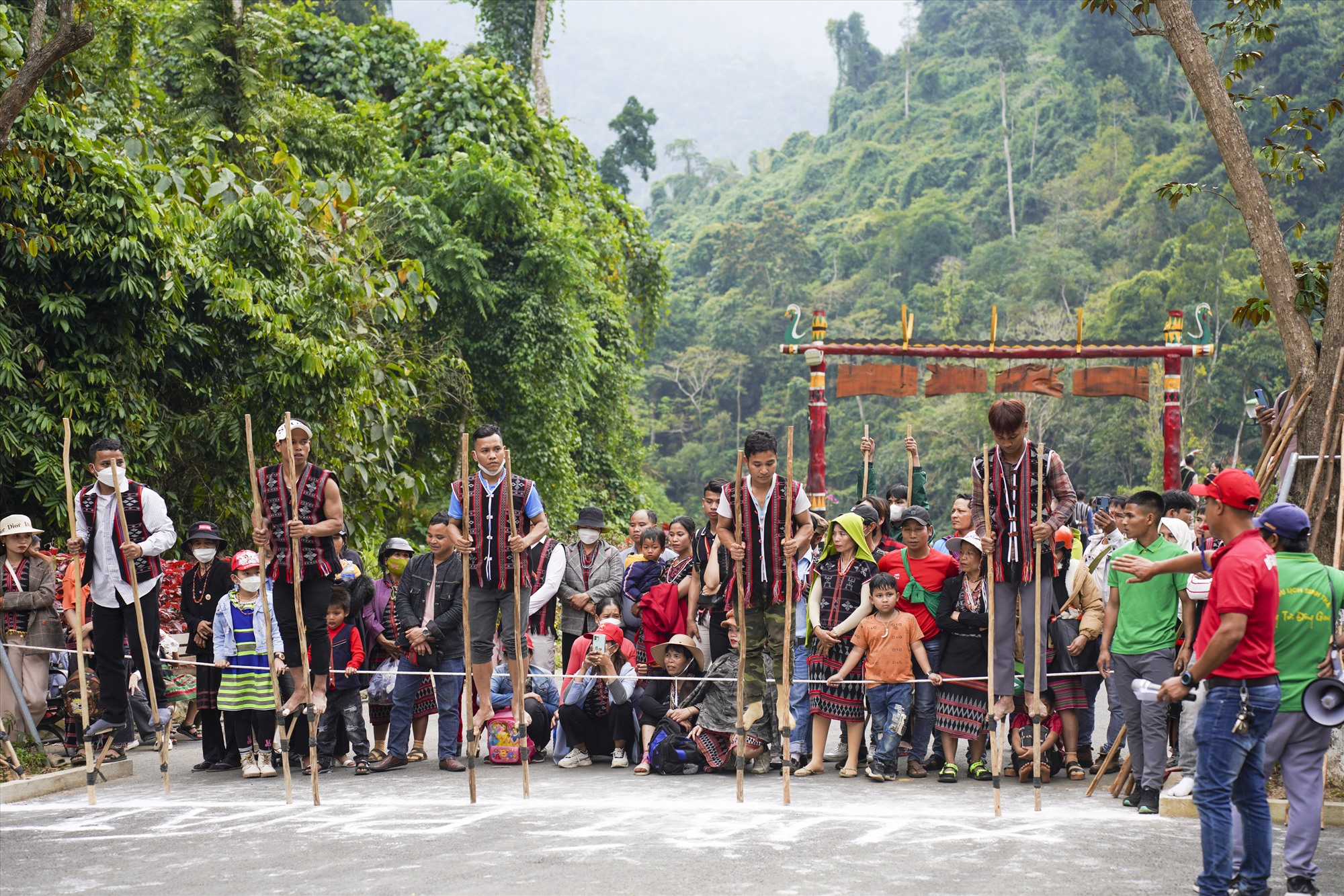 La mise en service de la zone écotouristique de Dong Giang Heaven Gate a créé des centaines d'emplois pour les travailleurs locaux. Photo : CT