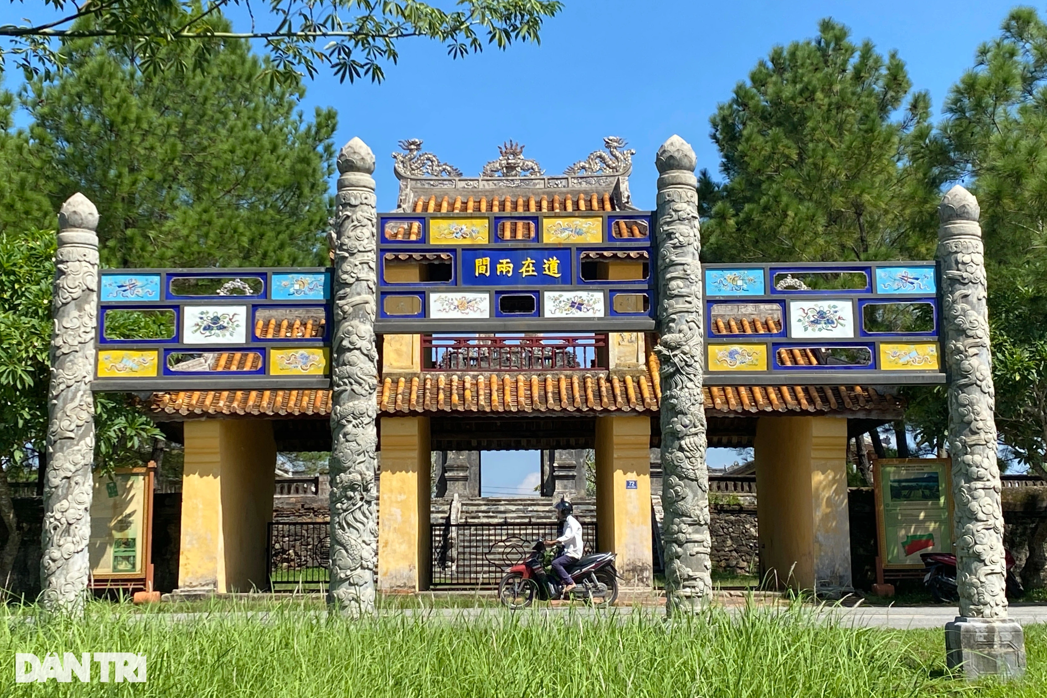 Temple de la Littérature au bord de la Rivière des Parfums, où se trouvent 32 stèles gravées des noms de 293 médecins.