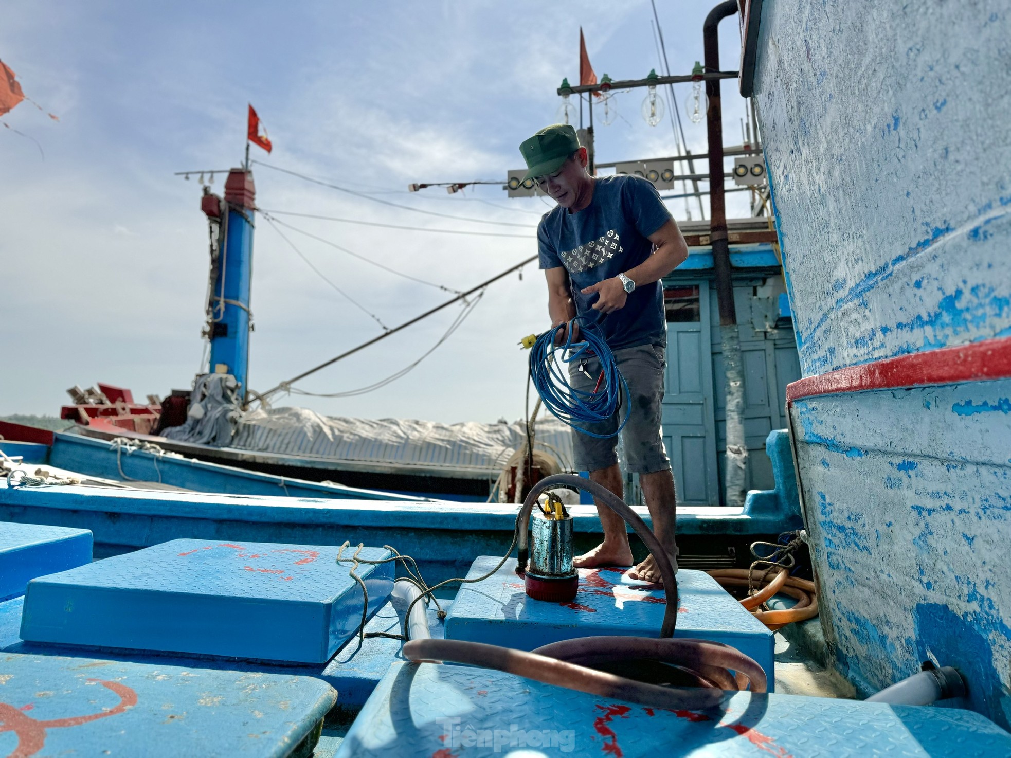 Fischer aus Quang Ngai beenden ihren Angelausflug nicht und kehren eilig ans Ufer zurück, um den Fisch zu verkaufen und dem Sturm zu entgehen. Foto 12