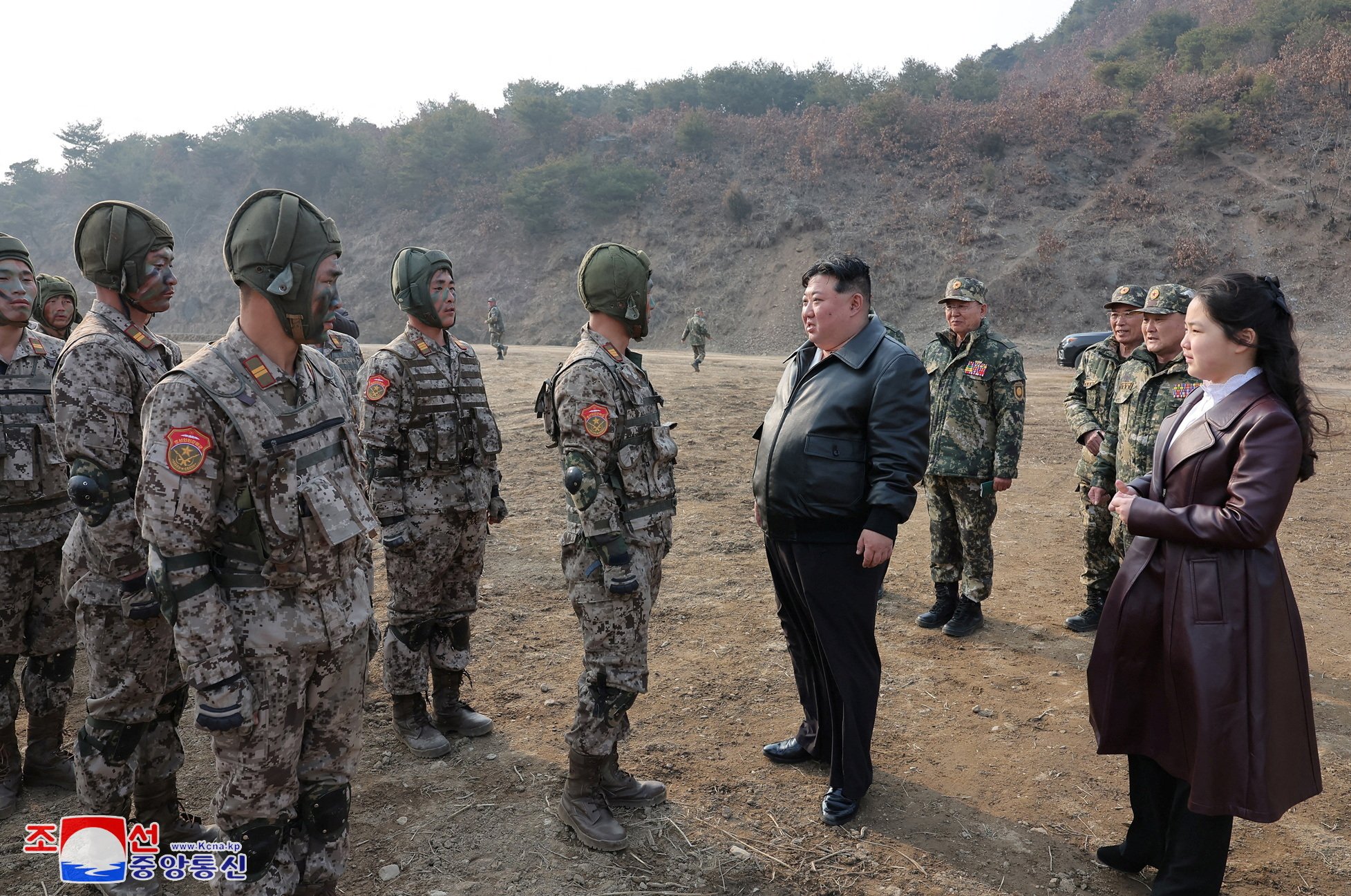 Ông Kim Jong-un lái siêu xe do ông Putin tặng, giám sát lính dù tập trận- Ảnh 4.