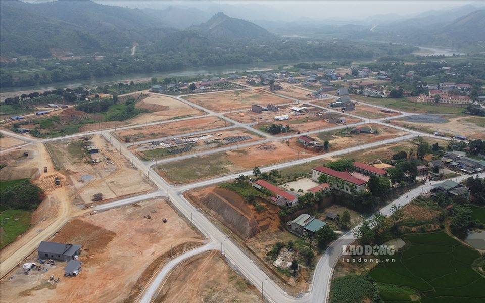 เมื่อเดือนเมษายน พ.ศ. 2563 พื้นที่จัดสรรสนามบินซาปาเริ่มก่อสร้าง โครงการนี้มีมูลค่าการลงทุนรวม 409.9 พันล้านดอง แบ่งเป็นค่าก่อสร้าง 221.5 พันล้านดอง ค่าเคลียร์พื้นที่ 139.5 พันล้านดอง และค่าใช้จ่ายอื่นๆ ที่เหลือ