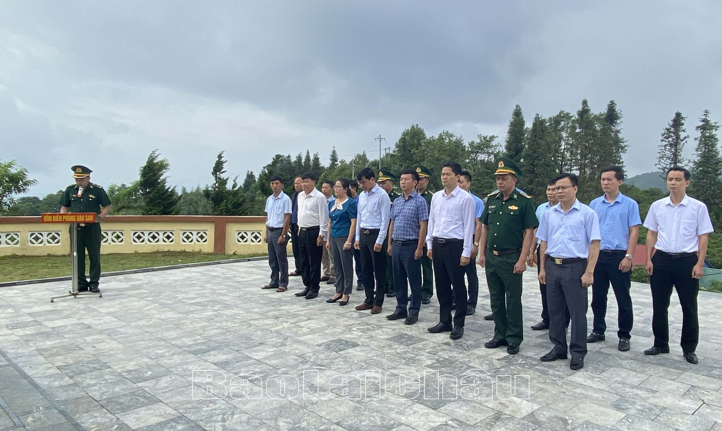 Đoàn công tác dâng hương tại Nhà bia tưởng niệm các anh hùng liệt sỹ khu vực Dào San.