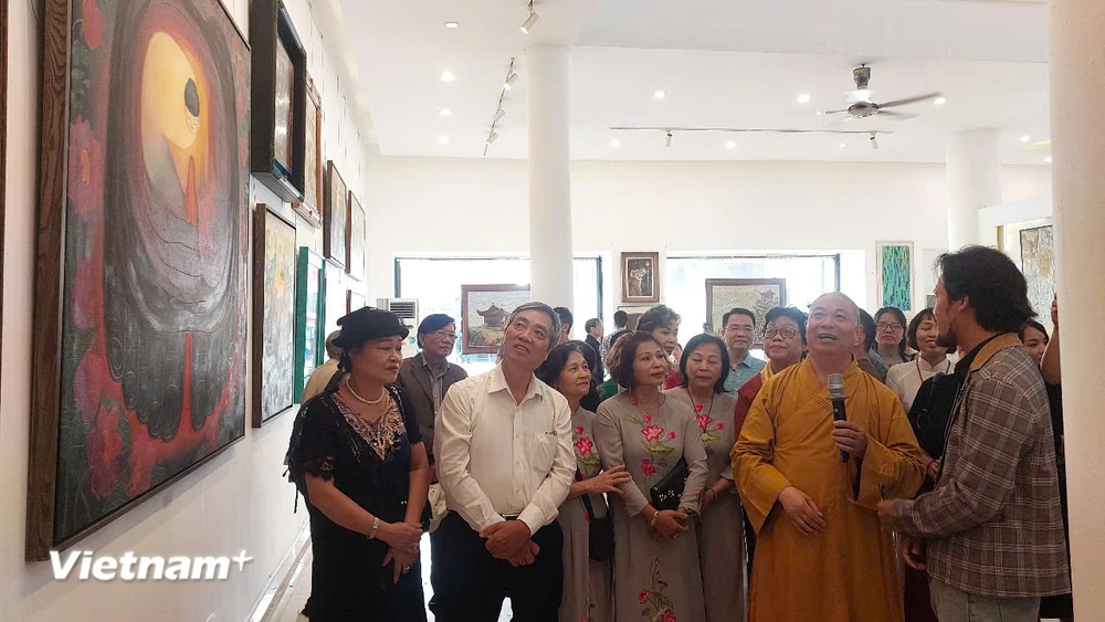 Los delegados visitan la exposición. (Foto: Minh Thu/Vietnam+)