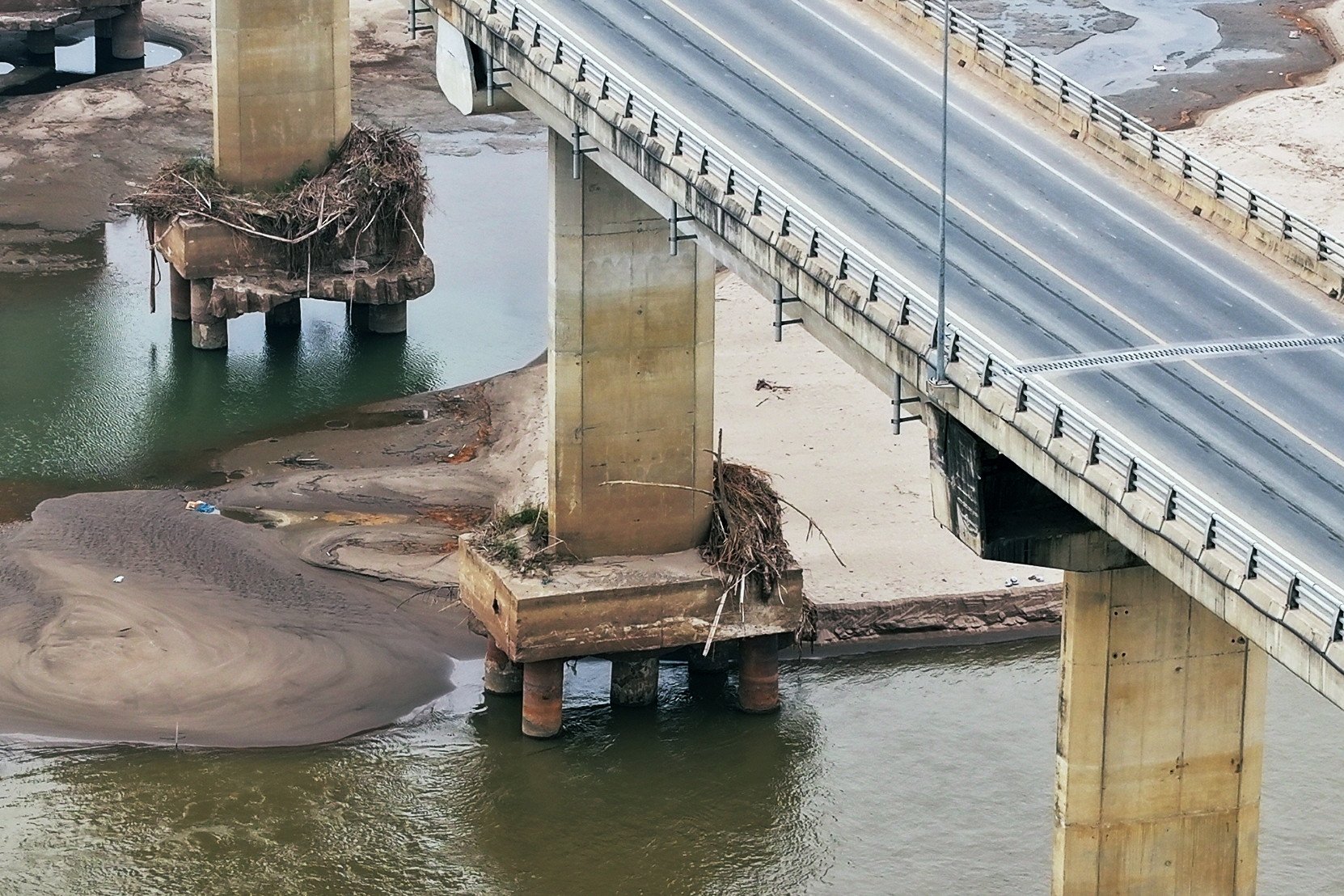 Der Rote Fluss trocknet aus und legt das Fundament der Milliarden-Dollar-Brücke frei, die Hanoi und Phu Tho verbindet.