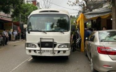 Un corbillard célèbre des funérailles dans la rue Quang Trung, dans la ville de Yen Bai.