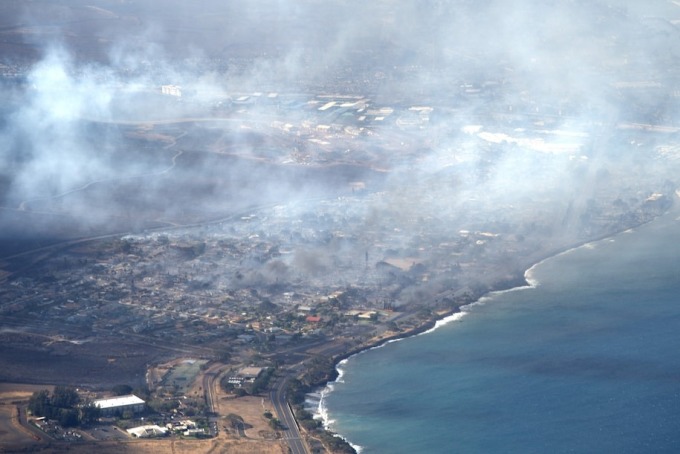 El humo se eleva desde un incendio forestal en Hawaii el 10 de agosto. Foto: AFP