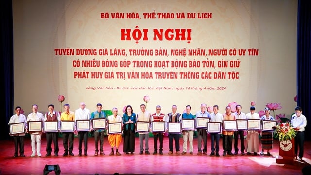 Già làng, trưởng bản, nghệ nhân, người có uy tín là người "giữ lửa" cho văn hóa truyền thống các dân tộc  - Ảnh 3.