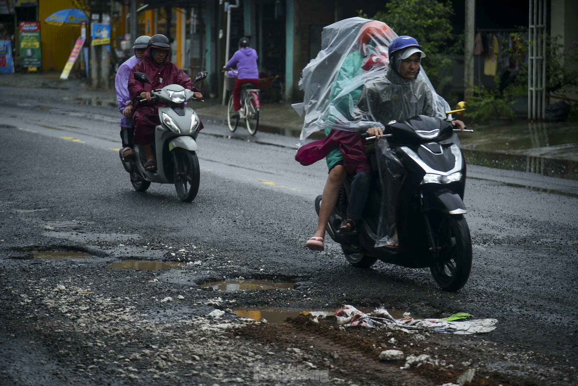 ダナンの国道14Bの路面は荒れ果て、穴だらけ、写真5