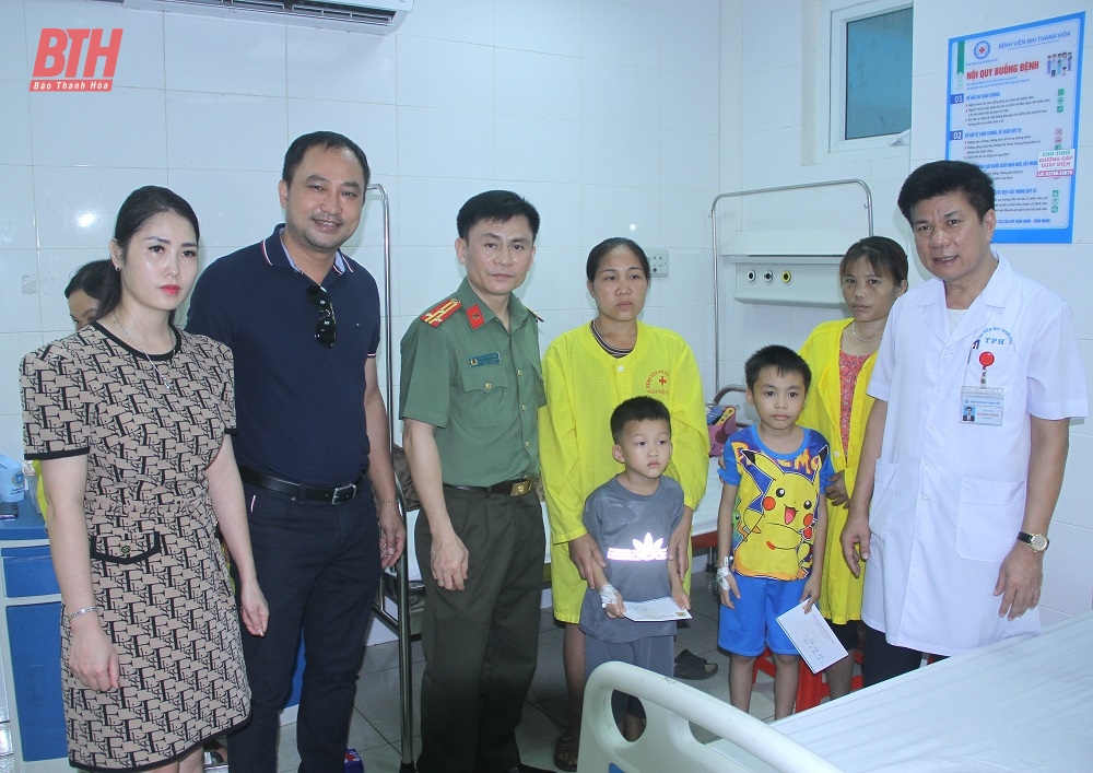 Übergabe von Geschenken an Kinder, die im Thanh Hoa Kinderkrankenhaus behandelt werden