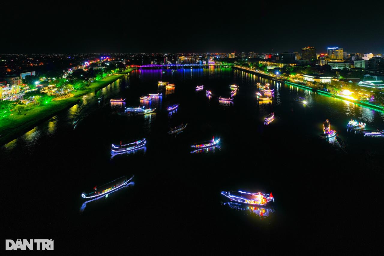 Sông Hương rực rỡ sắc màu trong đêm Tri ân dòng Hương - 1