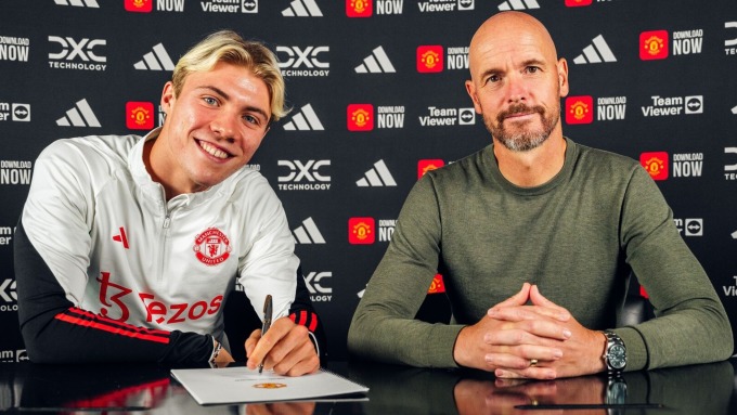 Ten Hag ngồi cạnh Hojlund trước khi tiền đạo Đan Mạch ký vào hợp đồng năm năm với Man Utd ngày 5/8. Ảnh: manutd.com