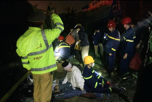 Passenger bus overturned on National Highway 1A, 13 people injured photo 4