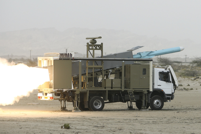 2010年4月、イラン革命防衛隊が南イランで軍事演習中に発射したヌールミサイル。写真：ロイター
