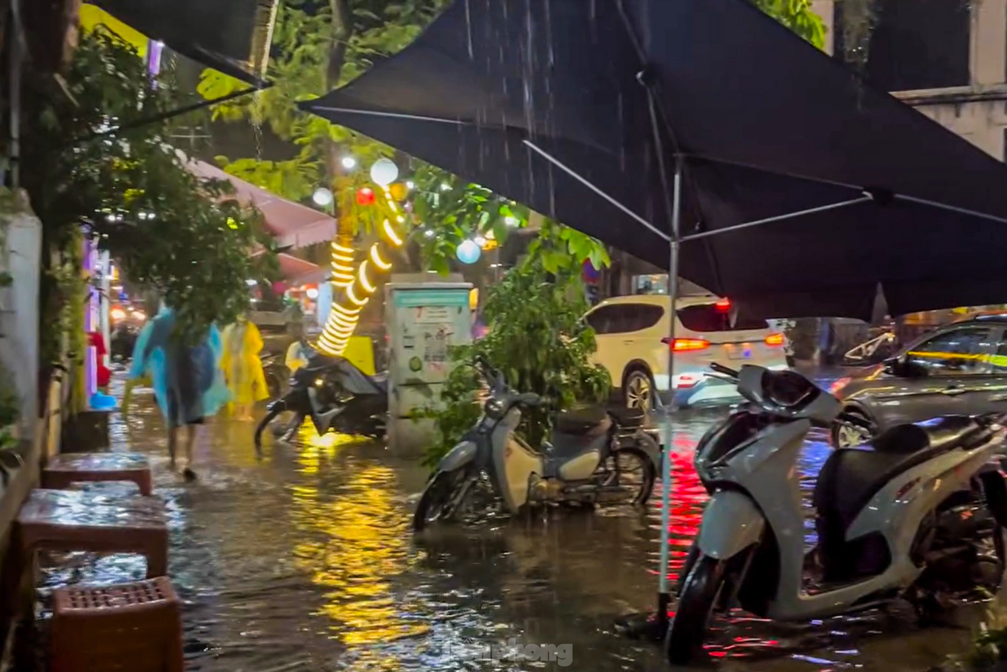 大雨、夜にハノイの通りが冠水 写真9