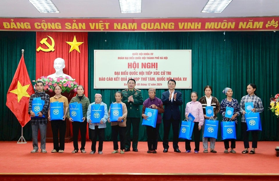 Secretary of the City Party Committee, Head of the National Assembly Delegation of Hanoi City Bui Thi Minh Hoai meets voters of Ba Vi district - Photo 2