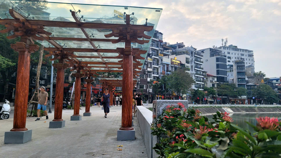 El lago Ngoc Khanh, después de ser reconstruido y renovado, es más verde, más limpio y más hermoso. Foto: Huy An