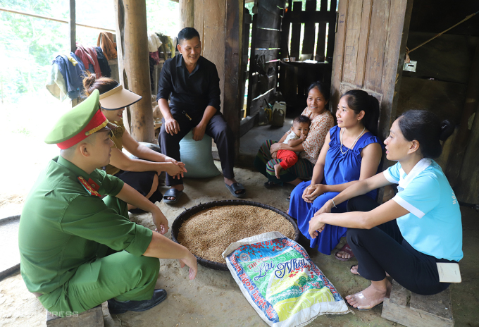 ក្រុមឃ្លាំមើលគភ៌ឃុំ Huu Kiem កំពុងពិភាក្សាជាមួយលោកស្រី Lu Thi Mui (ទី២ ជ្រុងខាងឆ្វេង) ដែលមានផ្ទៃពោះ៩ខែ អំពីចំណេះដឹងស្តីពីការទប់ស្កាត់ និងប្រឆាំងការជួញដូរមនុស្ស។ រូបថត៖ Duc Hung