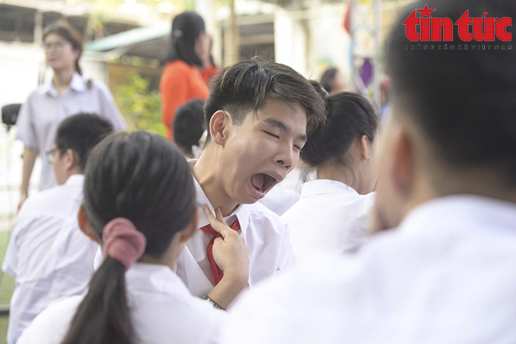 Xúc động lễ khai giảng tại ngôi trường học sinh 'hát' Quốc ca bằng tay