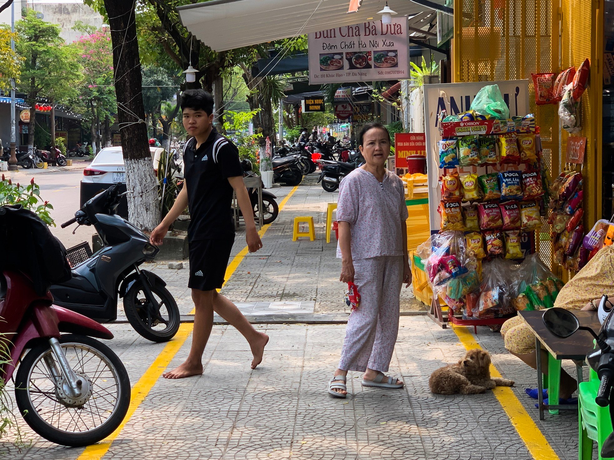 Người dân hỗ trợ lực lượng chức năng kẻ vạch, phân định vỉa hè dành cho người đi bộ ảnh 4