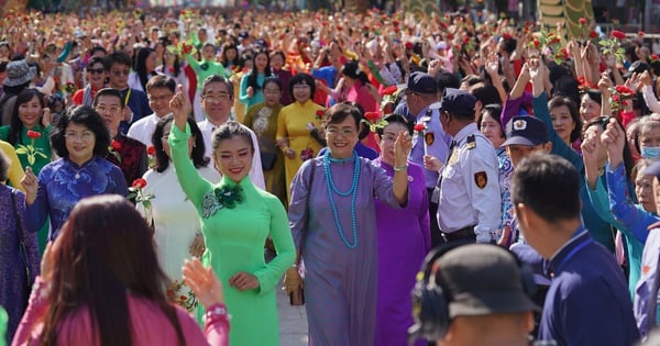 3月8日、5,000人以上の人々がグエンフエ歩行者通りでアオザイを着てパフォーマンスを披露した。